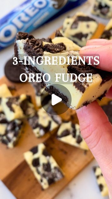 Simple Delicious Recipes, Oreo Fudge, Fudge Bars, Dipped Oreos, Fudge Recipes Easy, Crushed Oreos, Fudge Easy, Christmas Sweets, Christmas Cookies Decorated