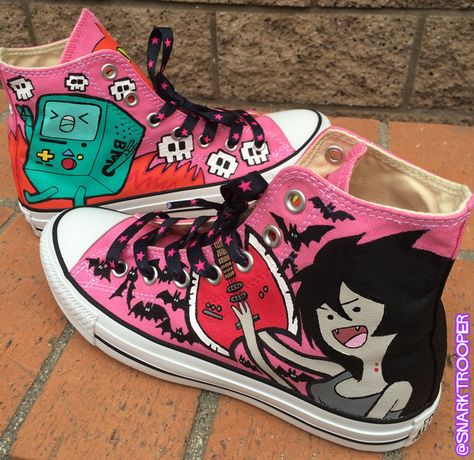 Custom Painted Converse, Adventure Time Clothes, Cool Converse, Painted Converse, Painted Canvas Shoes, Custom Painted Shoes, Nerd Fashion, Custom Painted, Diy Shoes