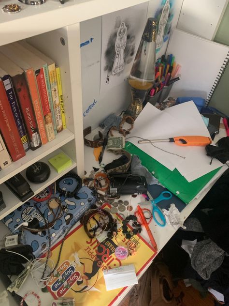 Messy Minimalist Bedroom, Clean Grunge, Messy Desk Aesthetic, Cubords Ideas Bedroom, Art Desk Aesthetic, Grunge Desk, Boys Desk, Messy Bedroom, Skateboard Room