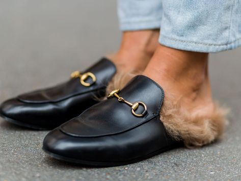 Fur Mules Outfit, Gucci Fur Loafers, Streetstyle Accessories, Mules Outfit, Fur Loafers, Gucci Princetown, Fur Mules, Half Shoes, Loafers Outfit