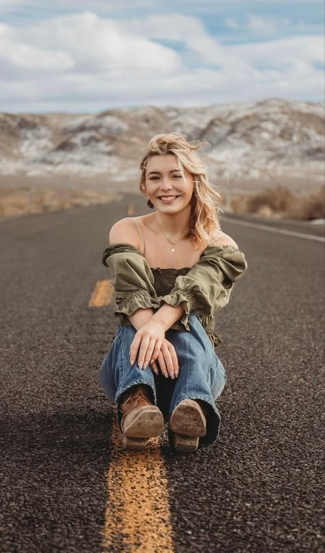 Senior Picture Western Outfits, Nature Photography Women, Cute Country Senior Pictures, Photo Shoot Ideas Country, Senior Road Pictures, Western Senior Photoshoot Ideas, Western Senior Pics Outfits, Cute Road Pictures, Western Outfits For Senior Pictures