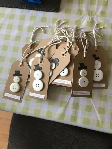 Gift Tags With Buttons, Button Gift Tags, Christmas Button Art, Button Snowman, Christmas Button Crafts, Christmas Tags Handmade, Christmas Crafts Diy Gifts, Buttons Crafts Diy, Christmas Gift Tags Diy