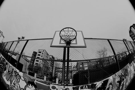 Street ball Basketball Banners, Street Basketball, Basketball Practice, Basketball Shooting, Hoop Dreams, Basketball Is Life, Nyc Park, Basketball Photography, Basketball Art