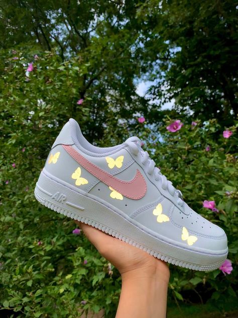 b29eed44276144e4e8103a661f9a78b7desc52463383ri Nike Air Force 1 Cheep, Grey Butterfly, Sneakers Art, Nike Air Force 1 Custom, Mini Butterfly, Painted Sneakers, Nike Shoes Girls, Preppy Shoes, Custom Air Force 1