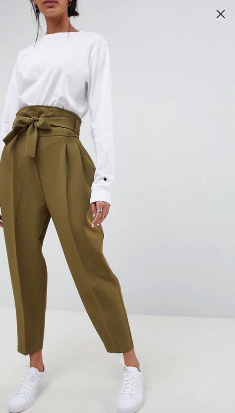 Paperbag Hose, Proper Attire, Carrot Pants, Chique Outfits, Chic Pants, Tapered Trousers, Tapered Pants, Mode Online, Work Attire