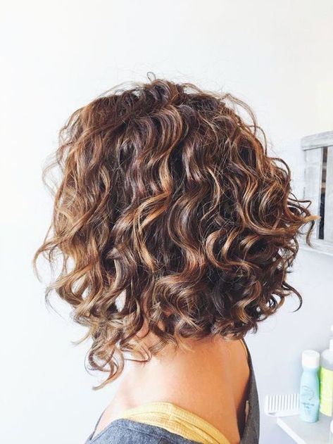 kurze-braune-haare-naturlocken-kurz-schneiden-weißes-kleid-foto-am-strand Kręcony Bob, Angled Bob Hairstyles, Bob Haircut Curly, Bob Hairstyles For Thick, Curly Hair Photos, Wavy Haircuts, Colored Curly Hair, Haircuts For Curly Hair, Curly Hair With Bangs