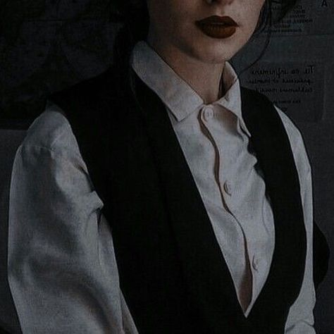 Making A Deal Aesthetic, Peaky Blinders Women Aesthetic, Six Of Crows Clothes Aesthetic, Female Spy Aesthetic Vintage, Women Writing Aesthetic, Ada Shelby Aesthetic, Zatanna Zatara Aesthetic, 1920s Aesthetic Women, Noir Woman