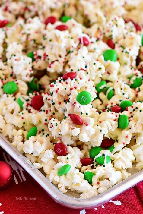 Easy Xmas Dessert, Christmas Popcorn Recipes, Popcorn Ideas, Holiday Popcorn, Chocolate Covered Popcorn, White Chocolate Popcorn, Popcorn Cake, Christmas Popcorn, Popcorn Treat