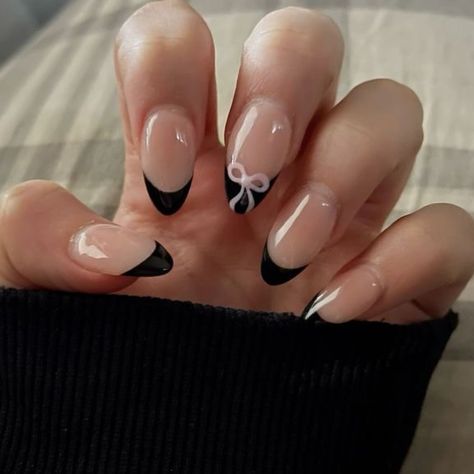 Nail inspo🧁💅🏻 - -dm to place order -follow @nailsecrets.co - Nail kit include - set of 10 nails, nail glue , nail glue tabs, cuticle pusher, filer, alcohol swabs, instructional manual and freebies 💕🍁 - - - - - - - 🏷 #nail #nailart #stickon #stickonnails #customiseablenails #nails #pressonnails #pressons #pressonnailsindia #stickonnailsindia #pressonnailsonsale #supportsmallbusiness #smallbusinessindia #smallbusinessjammu #easypressonnails #pressonjammu Long Black Nails, Paznokcie Hello Kitty, Bow Nail Designs, Black Almond Nails, Black Gel Nails, Classy Acrylic, Colourful Nails, Summer Gel Nails, December Nails