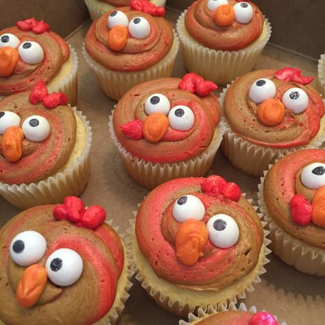 Rooster Cupcakes, Hen Cupcakes, Farm Cupcakes, Chicken Pics, Birthday Dinner Recipes, Chicken Cupcakes, Chicken Party, Animal Cupcake, Cupcake Inspiration