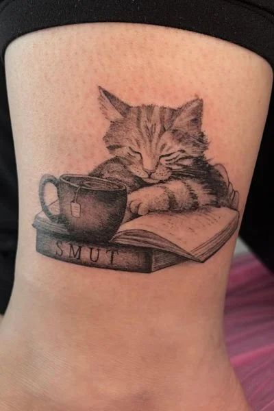 Exploring the World of Book Tattoos - Tweakbee Books And Cat Tattoo, Coffee Book Tattoo, Cat And Book Tattoo, Cat Book Tattoo, Grey Cat Tattoo, Frank Tattoo, Book Inspired Tattoos, Best Tattoo Ideas For Men, Crab Tattoo