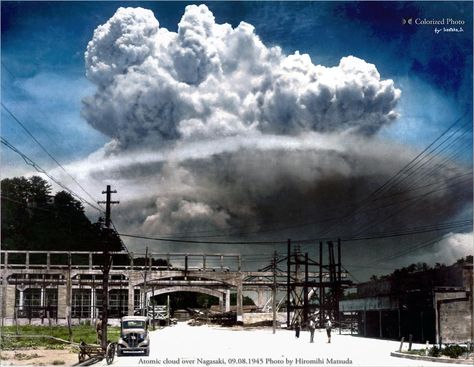 1945-August-09 Nagasaki, Japan.  Exact moment of detonation. Nagasaki 1945, Hiroshima Nagasaki, Black Plague, Photos Rares, Rare Historical Photos, Manhattan Project, Iwo Jima, Historia Universal, Leo Tolstoy