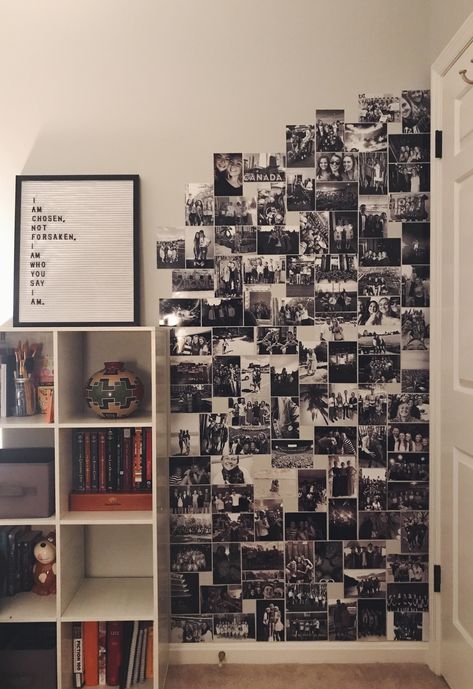 Cool Picture Collage Ideas, Photo Wall Office Ideas, Creative Photo Wall Ideas, Wall With Photos Ideas, Black And White Picture Wall Bedroom, Wall Art Collage Ideas Bedroom, College Dorm Photo Wall, Black And White Photo Wall Bedroom, Photo Wall Ideas Bedroom Aesthetic