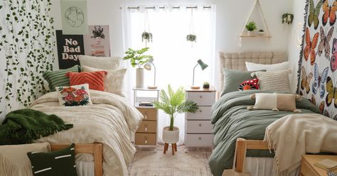 Dorm Trunk, College Bedroom Decor, Dorm Room Layouts, College Dorm Room Inspiration, Dream Dorm Room, Boho Dorm Room, Cozy Dorm Room, Dorm Room Styles, Freshman Dorm