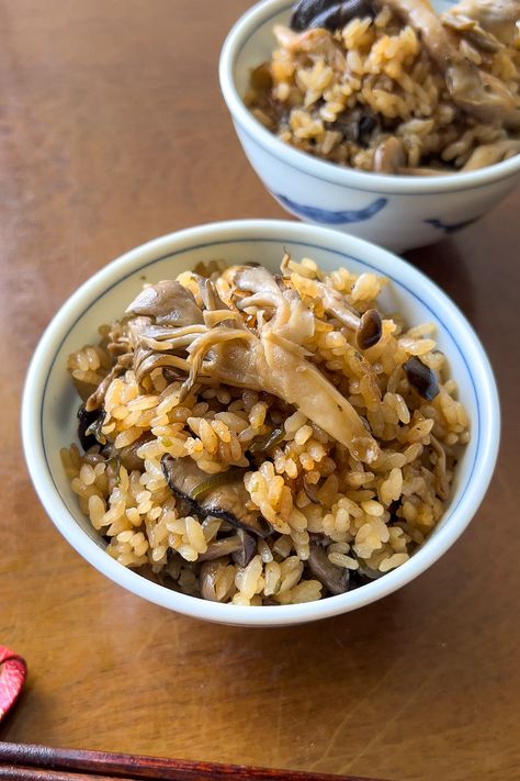 Japanese Mushroom Rice (Kinoko Gohan) きのこご飯 - Okonomi Kitchen Japanese Mushroom Rice, Japanese Mushroom Recipes, Japanese Food Vegetarian, Japanese Mushroom, Japanese Side Dishes, Okonomi Kitchen, Mushroom Rice Recipes, Japanese Side Dish, Uni Meals