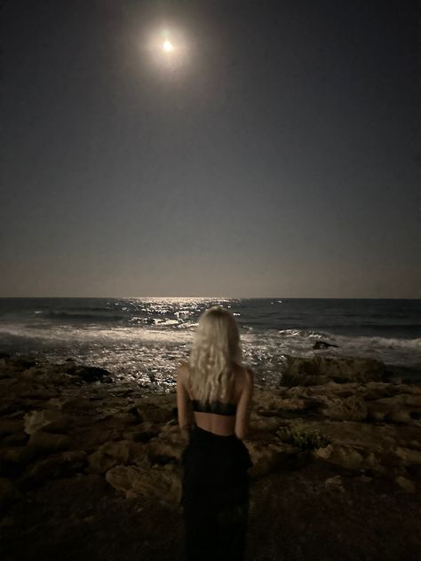 Moon at the beach Night Pics At The Beach, Beach At Night Poses, Silhouette Beach Pictures, Night Sea Photoshoot, Grunge Beach Pics, Beach Photos At Night Ideas, Beach Flash Photos, Night Beach Pics With Flash, Night Time Beach Photoshoot