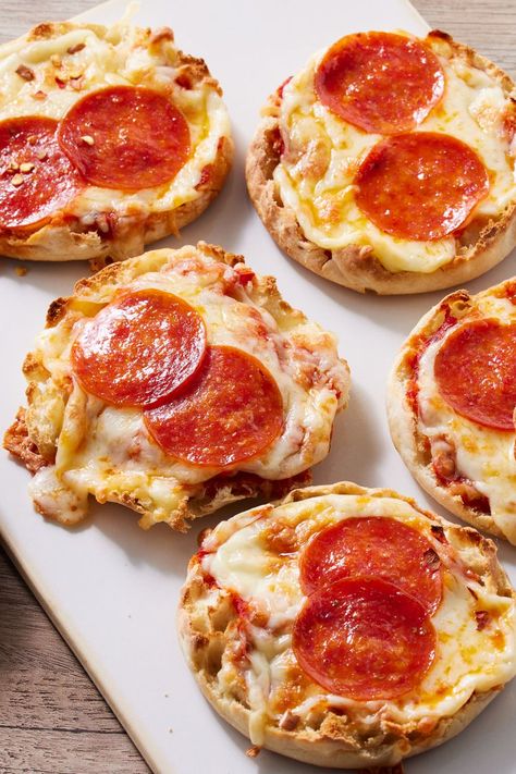 Fast English Muffin Pizzas Personal Pizzas, Pizza Inspired Recipes, Pizza In A Bundt Pan, English Muffin Recipe Ideas, Pizza For Kids, English Muffin Sandwich Ideas, English Muffin Pizza Air Fryer, Lunchbox Pizza, English Muffin Pizzas Recipe