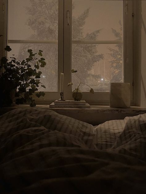 Cozy Winter Aesthetic Home, Winter Room Aesthetic Bedroom, Winter Aesthetic Indoors, Snowy Room Aesthetic, Cozy Soft Aesthetic, Clean Cozy Aesthetic, Cozy Night Aesthetic Bedroom, Winter Cosy Aesthetic, Big Comfy Bed Aesthetic