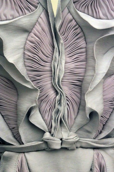 Amazing structures of layered pleats producing a textured garments resembling coral or magnified detail or organic structures like electron ... Yiqing Yin, Fabric Manipulations, Organic Structure, Sculptural Fashion, Fashion Design Inspiration, Textiles Techniques, Textile Texture, Couture Mode, Couture Details