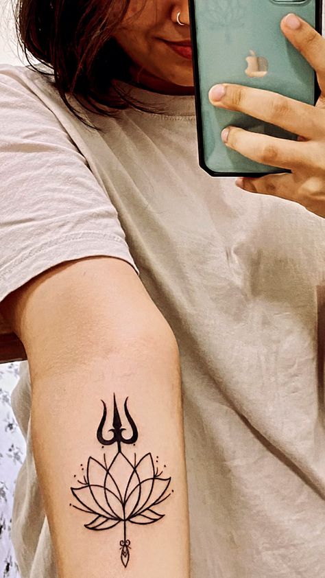 Hindu Trinity Tattoo, Minimalist Shiva Tattoo, Sanatan Tattoo Ideas, Small Mahadev Tattoo For Women, Small Trishul Tattoo Designs For Women, Trishul Mehndi Design, Shiva Tattoo For Women, Small Shiva Tattoo For Women, Tamil Tattoo Design For Women