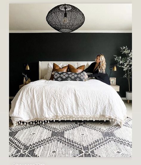 Black Accent Wall Bedroom, Black Accent Wall, Villa Bedroom, Black Accent Walls, Dark Bedroom, Bedrooms Decor, Bedroom Style, Accent Wall Bedroom, Wall Bedroom