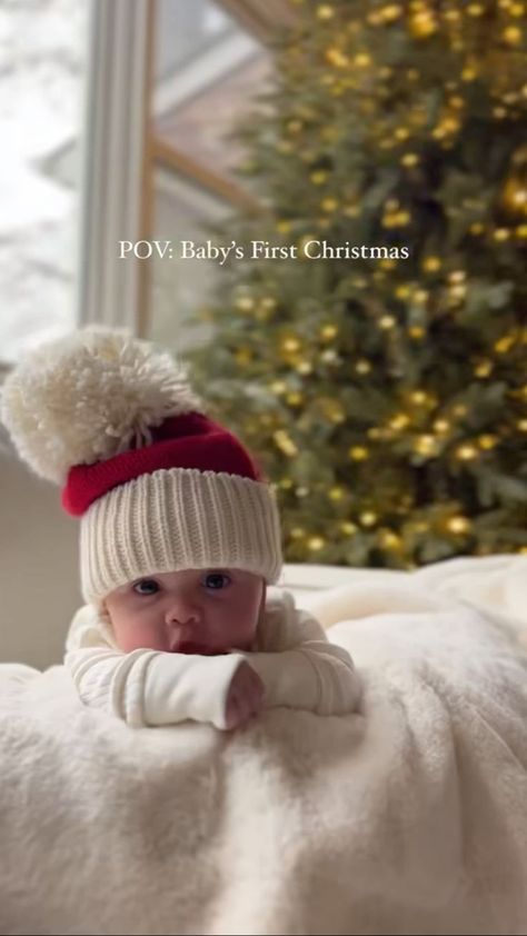 Christmas Baby Photoshoot Ideas, Christmas Baby Photoshoot, Baby Photoshoot Ideas, Photoshoot Dress, Baby's First Christmas, Baby Photoshoot, Christmas Baby, Simple Christmas, Photoshoot Ideas