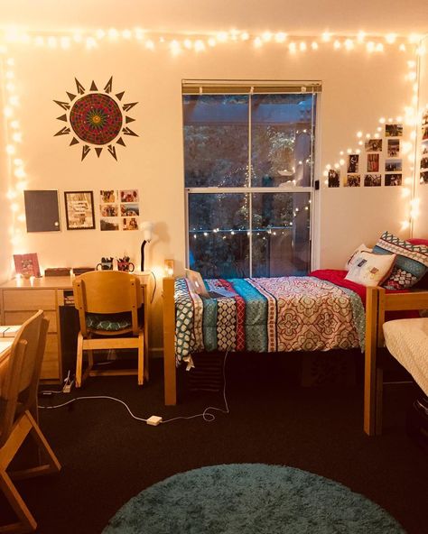 Pinky Interiors on Instagram: “college apartment vibes ✨ . . . #interiordesign #decor  #interiors #interiordesigner #decorations #interiordecor #interiordecoration…” Hostel Bedrooms Decor, Hostel Bed Decoration, Cozy Room Wall Decor, Hostel Decorations Ideas, Hostel Room Decoration Diy, Hostel Room Aesthetic, Aesthetic Hostel Room, College Hostel Room Decoration, Dorm Common Room Decor