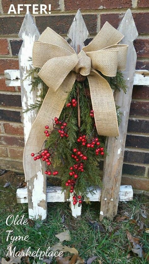 Christmas Fence Christmas Decorations, Christmas Crockpot, Christmas Garden, Christmas Porch, Primitive Christmas, Picket Fence, Cool Ideas, Christmas Wood, Country Christmas