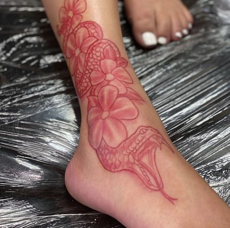 Cute Foot Tattoos, Baddie Tattoos, Cute Thigh Tattoos, Hand Tattoos For Girls, Tattoo And Piercings, Cute Hand Tattoos, Pretty Hand Tattoos, Foot Tattoos For Women, Red Tattoo