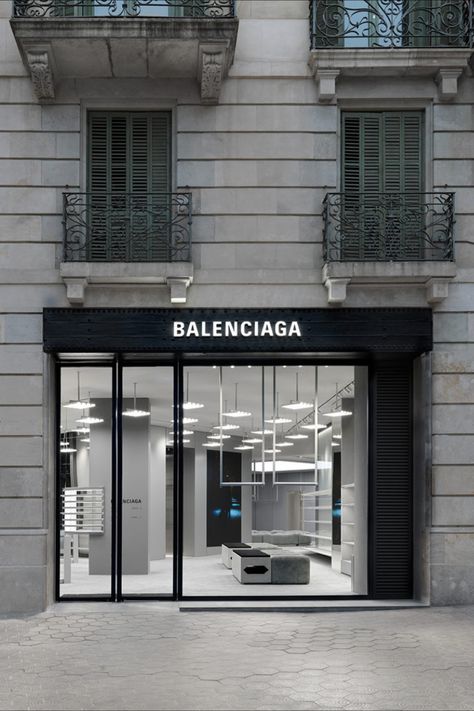 Located on the prestigious Passeig de Gracia, 101, the new Balenciaga store boasts a minimalist industrial style over its two storeys. Small Prefab Cabins, Balenciaga Aesthetic, Balenciaga Shop, Balenciaga Design, Balenciaga Store, Urban Mobility, Different Interior Design Styles, Prefab Cabins, High Fashion Branding