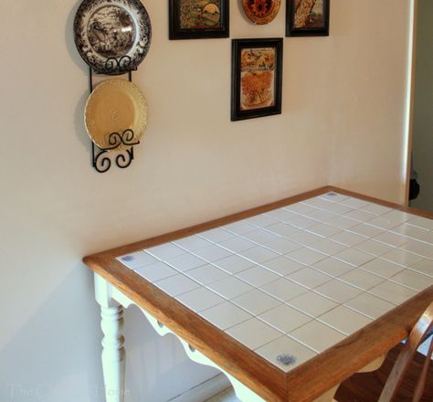 The Charm of Home: Cottage Table Makeover- Revamp old tile top table. Drab to fab w/ a pop of color... Table Top Redo, Tile Top Table, Diy Esstisch, Tile Top Tables, Diy Kitchen Table, Cottage Table, Plank Table, Kitchen Table Makeover, Diy Table Top