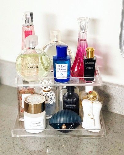 Gangs all here! 💕 Clearly I have a love for perfume! I like to wear different scents, and pick my perfume for the day based on my mood. Is that weird? 😜 For Christmas my aunt got me this super cute acrylic stand from @Etsy so I could have a way to display my collection. My most recent addition was Blue Mediterraneo Chinotto do Liguria by @acquadiparma_official. When I smell it, I feel like I should be on a yacht sailing the Mediterranean. ⚓️ #iwish #perfumestorage Bandeja Perfume, How To Organize Perfumes On Dresser, Diy Makeup Storage Organizers, Clear Acrylic Makeup Organizer, Profumo Victoria Secret, Koleksi Parfum, Perfume Organizer, Perfume Storage, Diy Makeup Storage