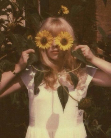 Hippie Aesthetic, Fotografi Vintage, 70s Aesthetic, Orange Aesthetic, I'm With The Band, Yellow Aesthetic, Retro Aesthetic, Aesthetic Vintage, Flower Child