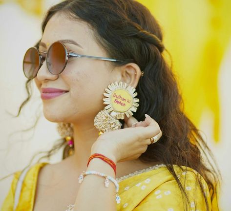 Special earrings & brooches for the bride squard to shine at the bride's Haldi! 🌼😍 To order, drop us a DM! . #GirlsofKrafted @choudhary._.saloni Sent us these beautiful pictures from the ceremony! 💗 . . . . . . #KraftedwithHappiness #craftedwithhappiness #haldijewellery #haldiceremony #haldioutfit #indianweddinggifting #indianweddingbuzz #indianweddingstyle #bridesmaidoutfit #maidofhonorgift #maidofhonour #bannokisaheli #bridesmaids #dulhankibehen #dulhaniyaearrings #dulhania #teambride #du Unique Haldi Jewellery For Bride, Kodi Jewellery For Haldi, Earrings For Haldi, Haldi Jwellary For Bride Unique, Haldi Ke Liye Jewellery, Yellow Flower Jewellery For Haldi, Special Earrings, Indian Wedding Gifts, Haldi Outfit