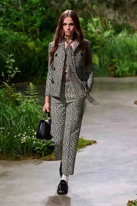 Chanel Cruise 2025 Collection [PHOTOS] Gucci Cruise, Chanel Cruise, 2025 Fashion, Cruise Collection, Winter Fashion Outfits, Office Outfits, Fashion History, Japanese Fashion, Fall Trends