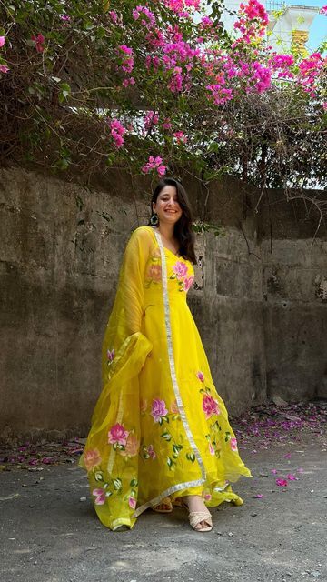 Simple Indian Suits, Indian Love, Fabric Colour Painting, Styling Flowers, Saree Painting Designs, Floral Dress Outfits, Saree Painting, Yellow Traditional