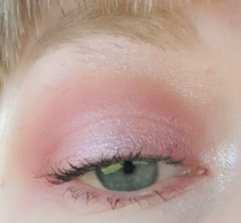 Pink eyeshadow look using I💜 heart revolution strawberry cheesecake palette. Powder Pink Eyeshadow, Pale Pink Eyeshadow, Pale Pink Eyeshadow Looks, Soft Pink Makeup Aesthetic, Pink Coquette Makeup, Baby Pink Eye Makeup, Pink Eyeshadow Aesthetic, Pastel Pink Eyeshadow, Softie Makeup