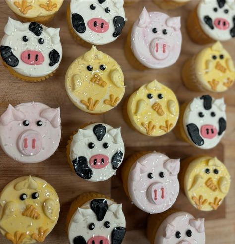 Don’t leave these behind in the barn yard! Super cute cupcakes to match the barn themed cake🤭 🐷🐮🐥 #barncake #barntheme #pigcupcake #cowcupcakes #chickencupcakes #cakeart #cupcakeart Farm Birthday Desserts, Barn Animal Cupcakes, Cow Theme Cupcakes, Farm Animal Cupcakes Easy, Farm Cupcakes, Chicken Cupcakes, Cow Cupcakes, Barn Cake, Farm Animal Cupcakes