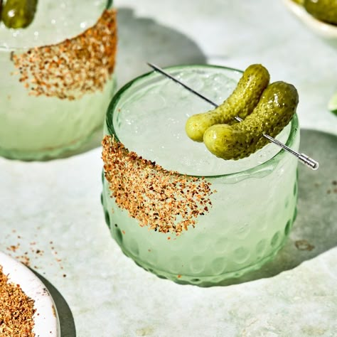 Spicy Pickle Margarita, Dill Pickle Cocktail, Savory Alcoholic Drinks, Cocktail Rim Ideas, Shaken Cocktail Recipes, Birthday Cocktail Ideas, Pickle Cocktail, Pickle Margarita, Savory Cocktails