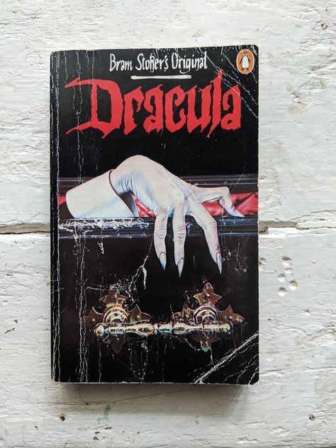 Bram's Stoker Dracula, Dracula Book Aesthetic, Dracula Bram Stoker Book, Dracula Cover, Dracula Book Cover, Classic Horror Books, Dracula Bram Stoker, Dracula By Bram Stoker, Dracula Book