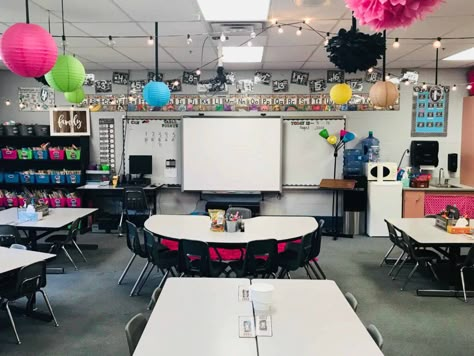 First Grade Classroom Set Up Ideas, 1st Grade Classroom Set Up Room Desks, Simple Bulletin Board Ideas Teachers, Elementary Classroom Arrangement, Classroom Table Setup Elementary, 25 Desk Arrangement, 3rd Grade Classroom Layout, 1st Grade Classroom Layout, Kindergarten Classroom Table Setup