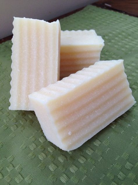 Conditioner Bar Recipe, Diy Shampoo Recipe, Homemade Conditioner, Hair Conditioner Bar, Natural Shampoo And Conditioner, Conditioner Recipe, Natural Shampoo Bar, Natural Hair Conditioner, Conditioner Bars