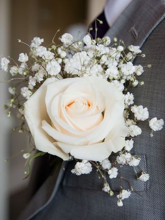 White Rose Boutonniere, Grooms Boutonniere, Simple Wedding Bouquets, Bridesmaid Bouquet White, Wedding Flowers Roses, Prom Corsage, White Roses Wedding, Rose Boutonniere, Corsage Prom