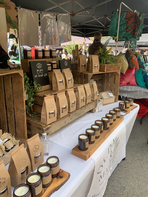 Old Man & Magpie's candle stall display at a Manchester market Candle Market Displays Booth Ideas, Christmas Market Table Display, Candle Market Stall, Market Table Set Up, Christmas Market Ideas To Sell, Market Set Up, Christmas Market Display, Candle Market Display, Market Stand Ideas