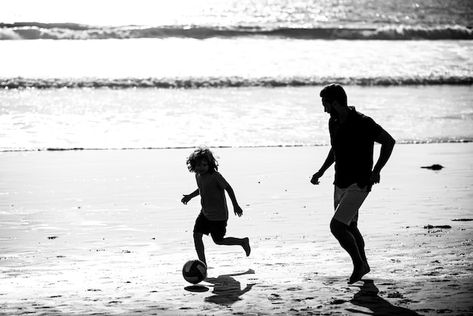 Father and son play soccer or football o... | Premium Photo #Freepik #photo #father-silhouette #dad-son #son #family-outdoor Dad Playing With Kids, Father Silhouette, Soccer Mum, Son And Dad, Beach Dates, Father Son Photos, Soccer Family, Dad Aesthetic, About Father