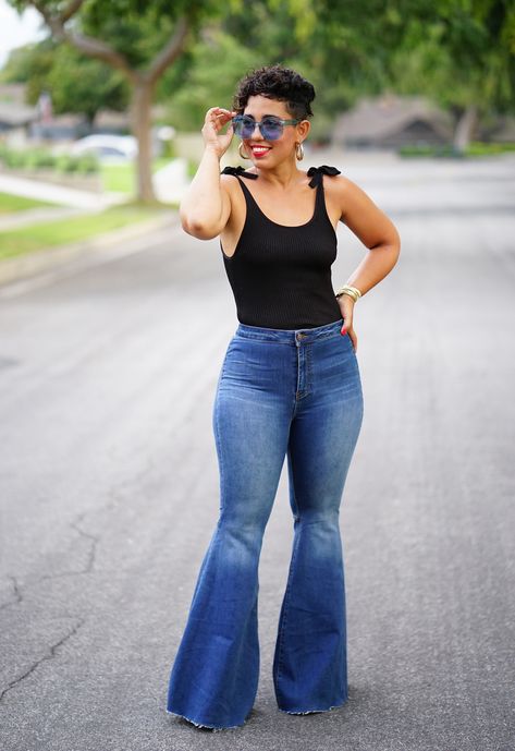 What To Wear With Bell Bottom Jeans Plus Size, Plus Size Flare Jeans Outfits, Jeans Midsize, Flare Jeans Outfit Winter, Outfit Ideas Midsize, Flare Jean Outfit, Winter Outfits Black, Bootcut Jeans Outfit, Online Sewing Classes