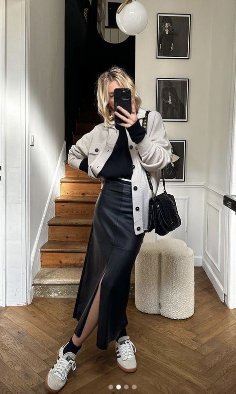 Midi Leather Skirt Outfit, Black Leather Skirt Outfit, Midi Leather Skirt, Leather Skirt Outfit, Daily Fashion Inspiration, Leather Jacket Outfits, Black Leather Skirts, Skirt Outfit, Fashion Lookbook