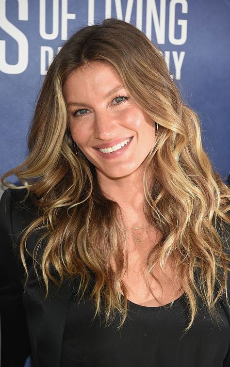 Gisele Hair, Gisele Bundchen Hair, Oblong Face Hairstyles, Oblong Face, Different Nose Shapes, Oblong Face Shape, Bronde Hair, Natural Blondes, Gisele Bundchen