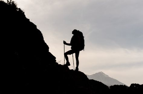 Silhouette woman standing on the rocks w... | Premium Photo #Freepik #photo #travel Clam Exercise, Hiking Silhouette, Media Ministry, Hiking Inspiration, Girls Camp Crafts, Hiking Girl, Woman Hiking, Silhouette Drawing, Mountain Silhouette