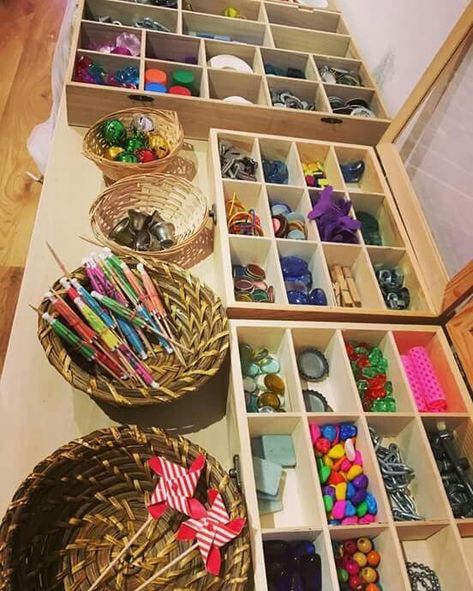 Loose parts set up Kindergarten Montessori, Reggio Emilia Classroom, Reggio Inspired Classrooms, Reggio Emilia Inspired, Eyfs Classroom, Reggio Classroom, Family Day Care, Reggio Inspired, Invitation To Play